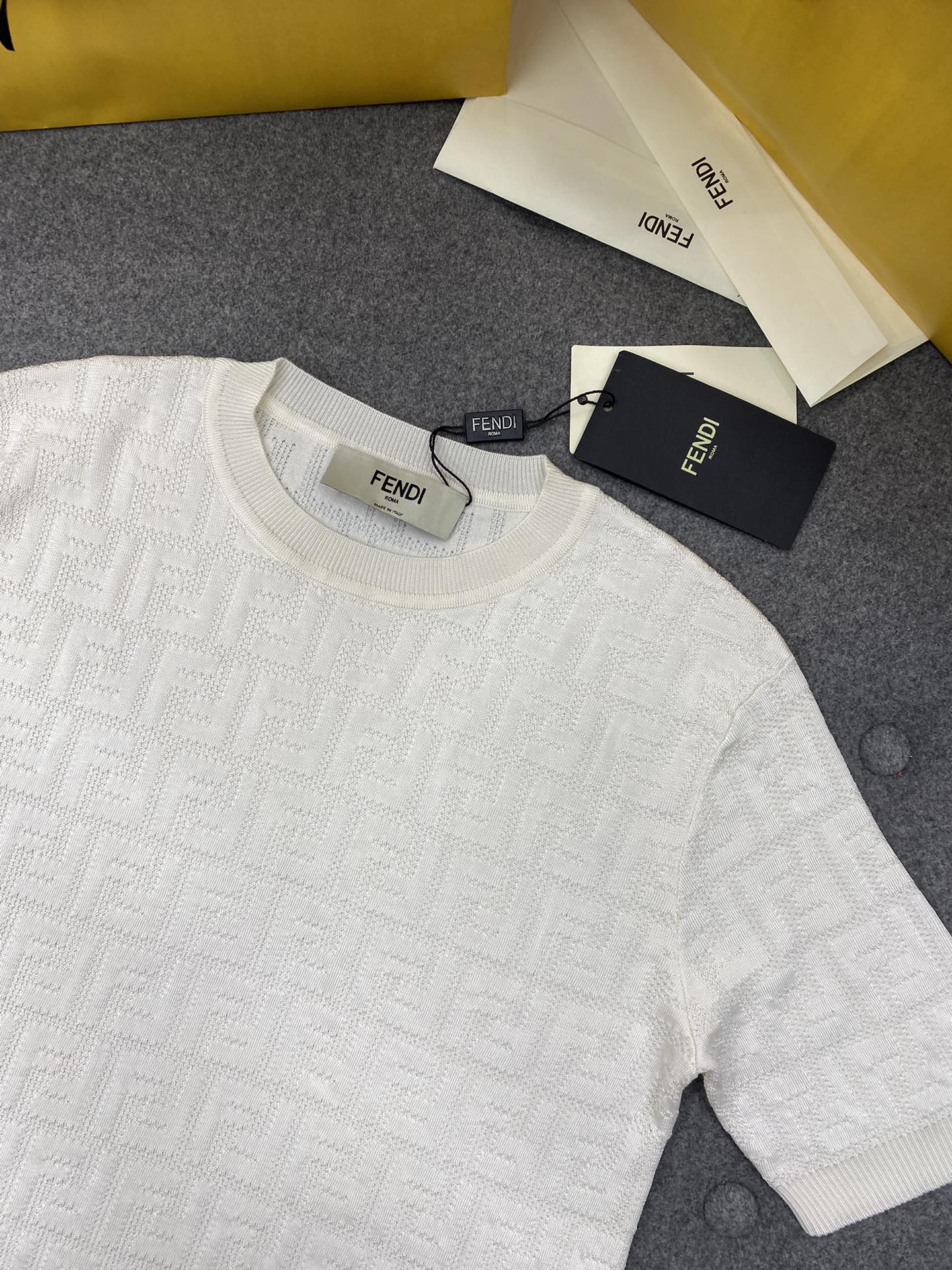 Fendi 펜디 톤온톤 플록 FF 모티브 니트 반팔 티셔츠 “2COLOR” 레플리카 13번 이미지 - 의류 | 세미샵 레플리카 사이트