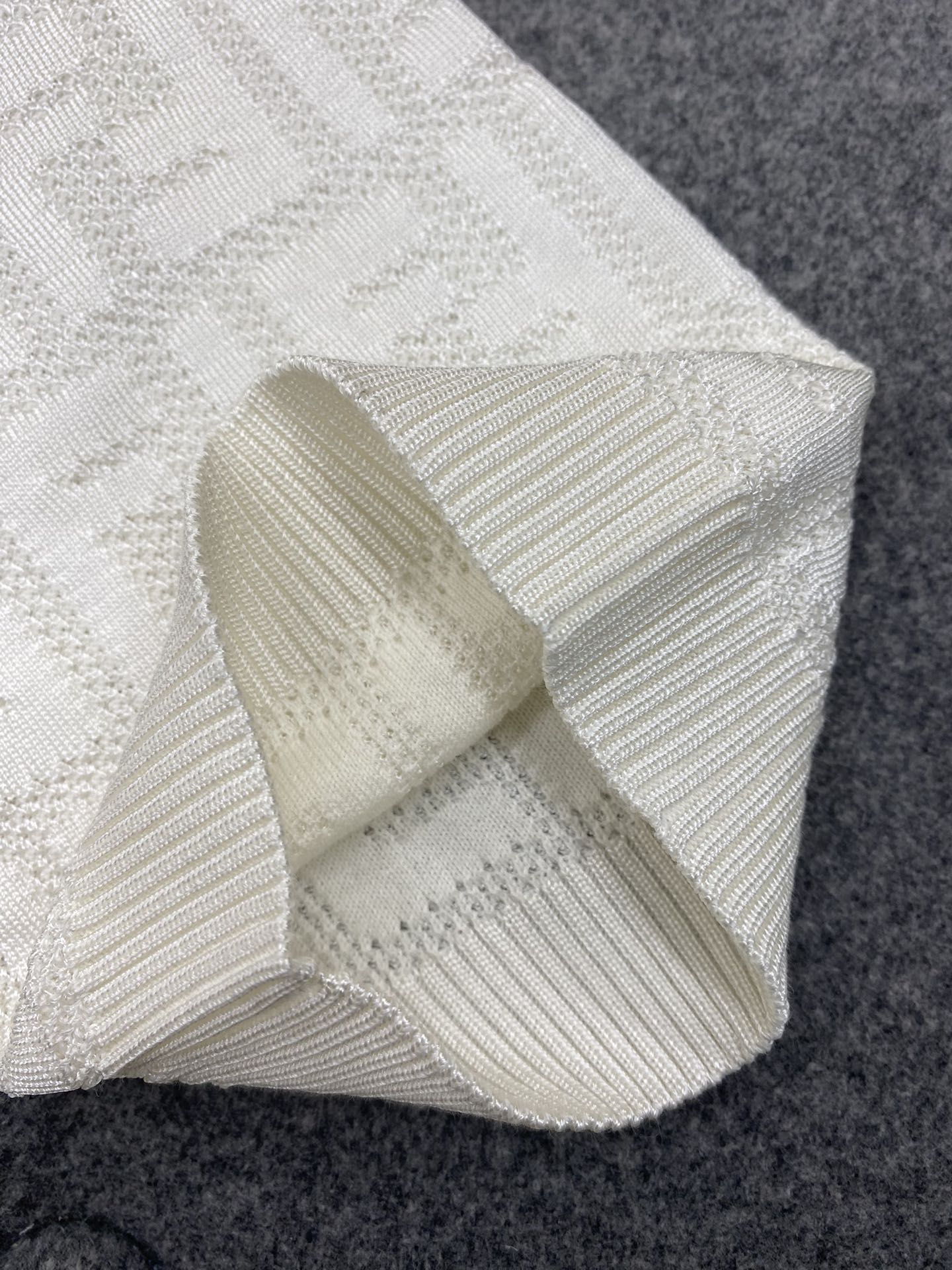 Fendi 펜디 톤온톤 플록 FF 모티브 니트 반팔 티셔츠 “2COLOR” 레플리카 17번 이미지 - 의류 | 세미샵 레플리카 사이트