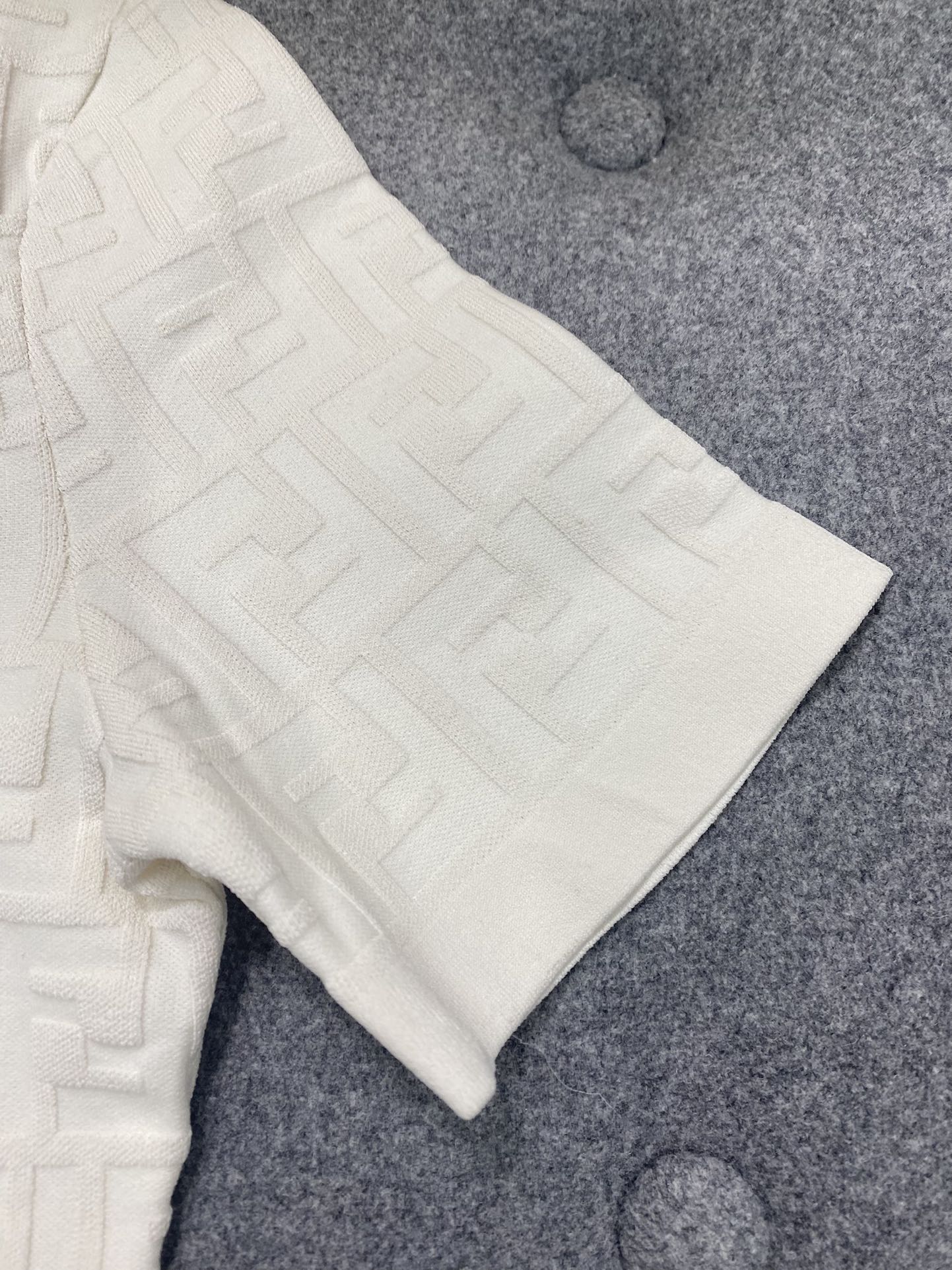 Fendi 펜디 화이트 FF 안타르시아 비스코스 니트 반팔 티셔츠 레플리카 14번 이미지 - 의류 | 세미샵 레플리카 사이트