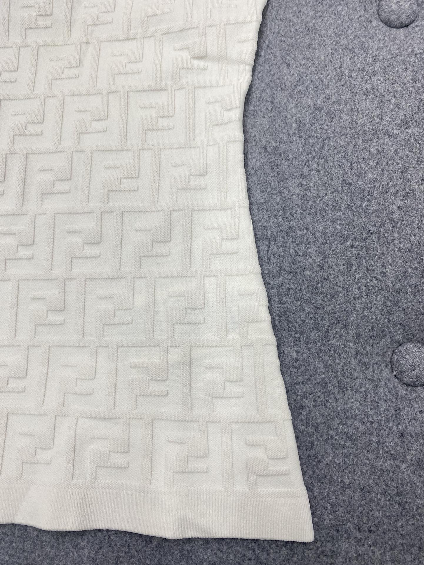 Fendi 펜디 화이트 FF 안타르시아 비스코스 니트 반팔 티셔츠 레플리카 15번 이미지 - 의류 | 세미샵 레플리카 사이트