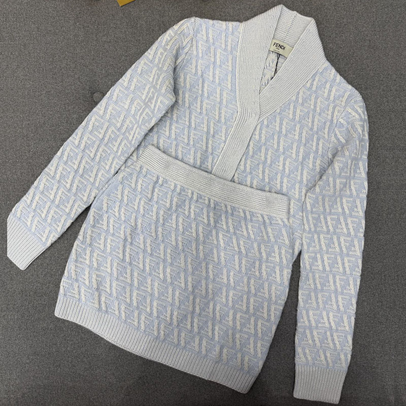 Fendi 펜디 FF 로고 인타르시아 니트 크롭 가디건 & 미니 스커트 파우더 블루 레플리카 1번 이미지 - 의류 | 세미샵 레플리카 사이트