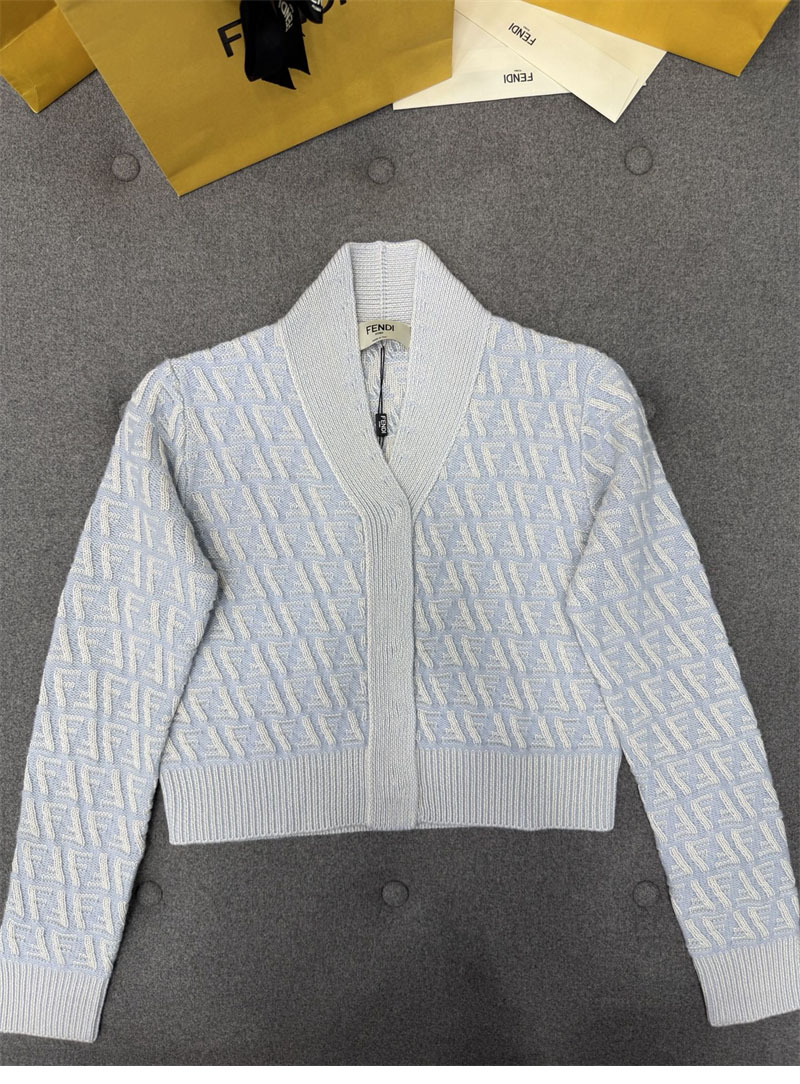 Fendi 펜디 FF 로고 인타르시아 니트 크롭 가디건 & 미니 스커트 파우더 블루 레플리카 6번 이미지 - 의류 | 세미샵 레플리카 사이트