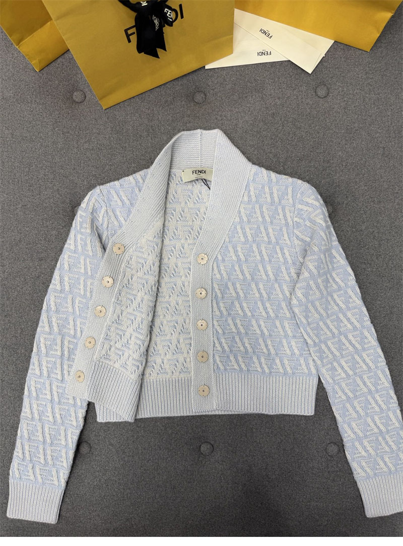 Fendi 펜디 FF 로고 인타르시아 니트 크롭 가디건 & 미니 스커트 파우더 블루 레플리카 7번 이미지 - 의류 | 세미샵 레플리카 사이트
