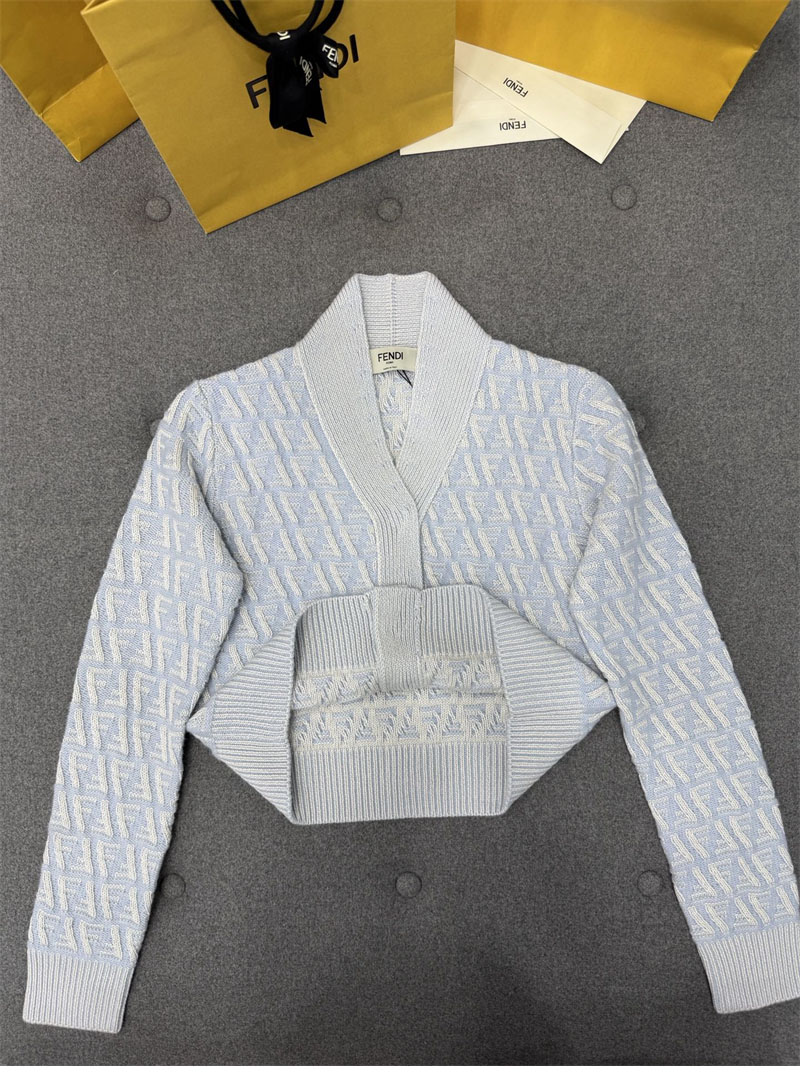 Fendi 펜디 FF 로고 인타르시아 니트 크롭 가디건 & 미니 스커트 파우더 블루 레플리카 8번 이미지 - 의류 | 세미샵 레플리카 사이트