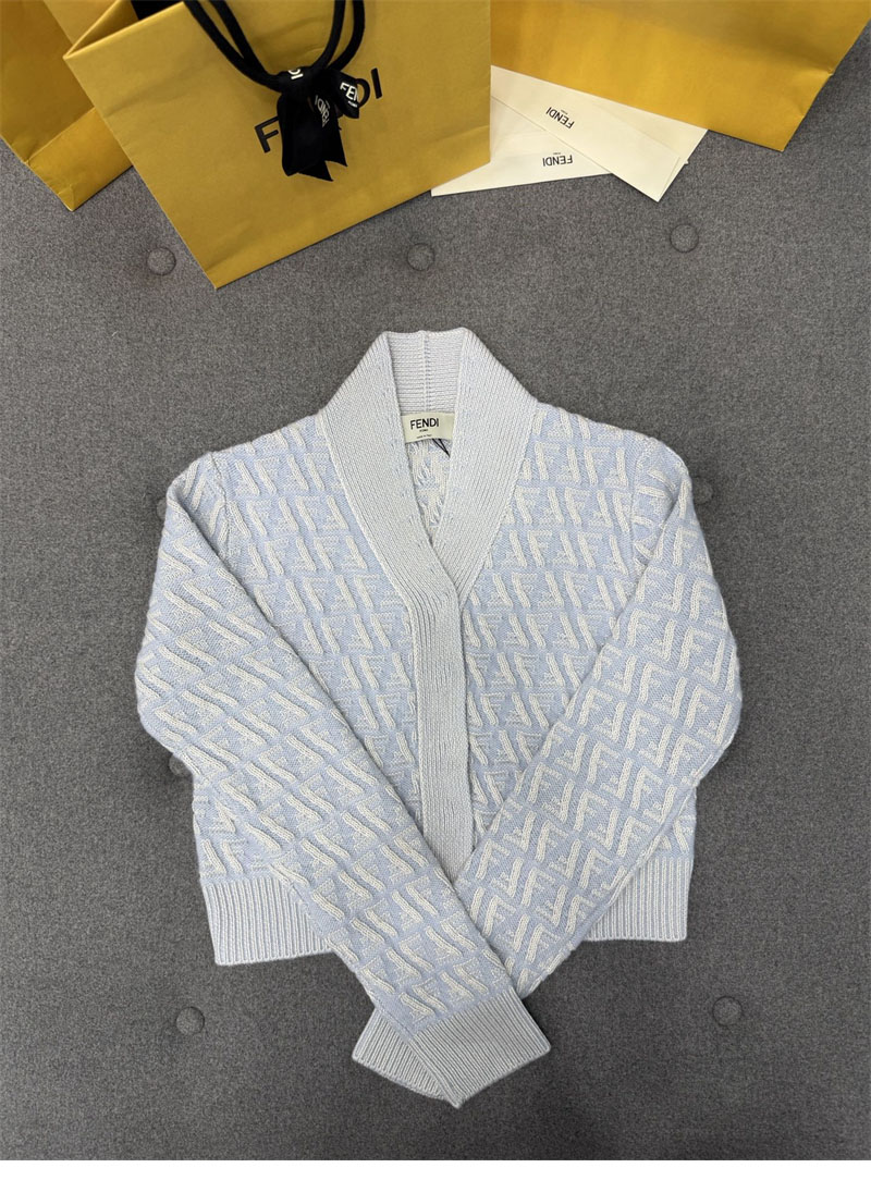 Fendi 펜디 FF 로고 인타르시아 니트 크롭 가디건 & 미니 스커트 파우더 블루 레플리카 9번 이미지 - 의류 | 세미샵 레플리카 사이트