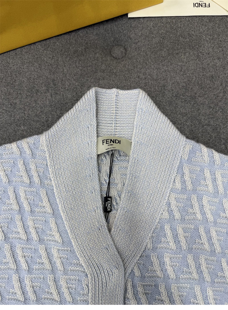 Fendi 펜디 FF 로고 인타르시아 니트 크롭 가디건 & 미니 스커트 파우더 블루 레플리카 11번 이미지 - 의류 | 세미샵 레플리카 사이트