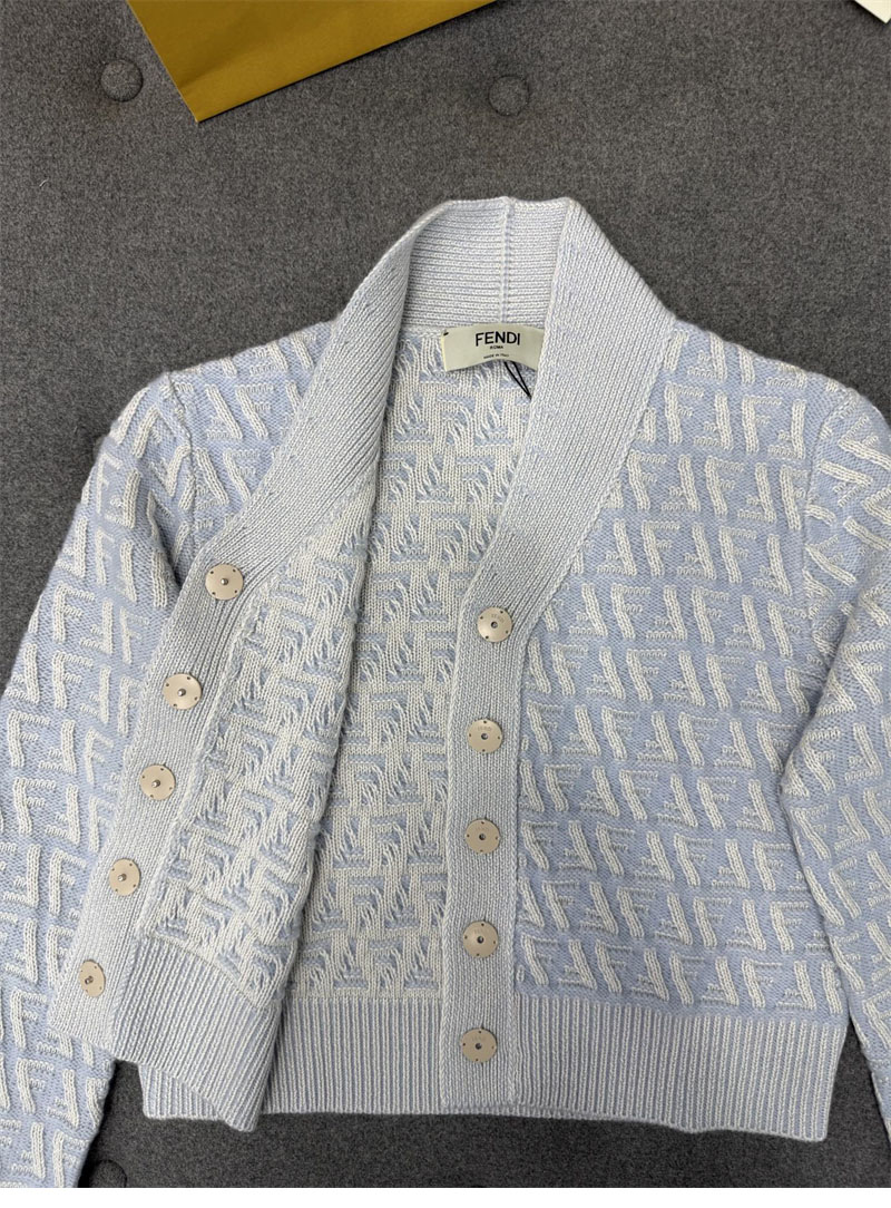 Fendi 펜디 FF 로고 인타르시아 니트 크롭 가디건 & 미니 스커트 파우더 블루 레플리카 12번 이미지 - 의류 | 세미샵 레플리카 사이트