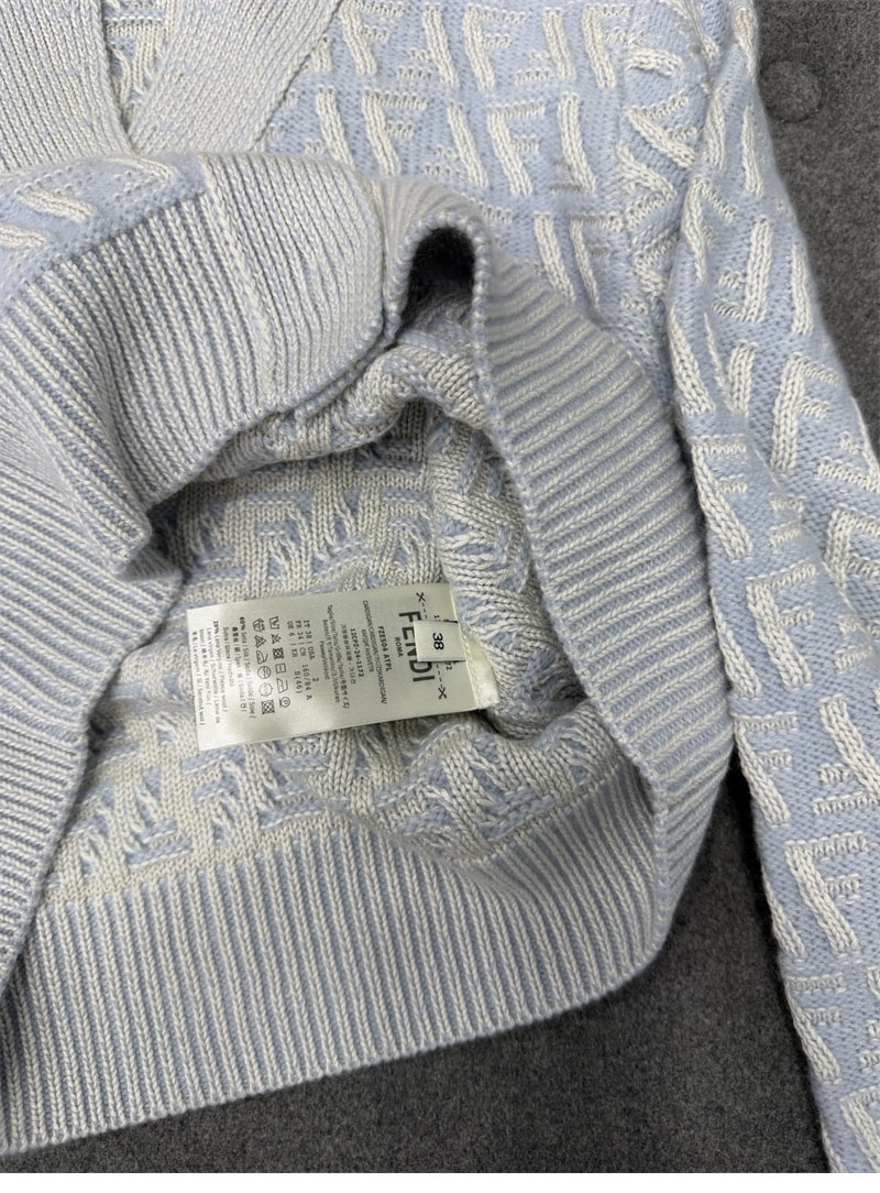 Fendi 펜디 FF 로고 인타르시아 니트 크롭 가디건 & 미니 스커트 파우더 블루 레플리카 14번 이미지 - 의류 | 세미샵 레플리카 사이트