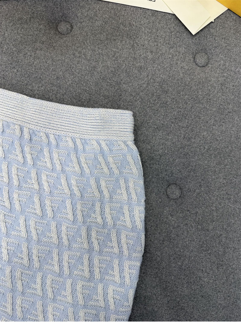 Fendi 펜디 FF 로고 인타르시아 니트 크롭 가디건 & 미니 스커트 파우더 블루 레플리카 22번 이미지 - 의류 | 세미샵 레플리카 사이트