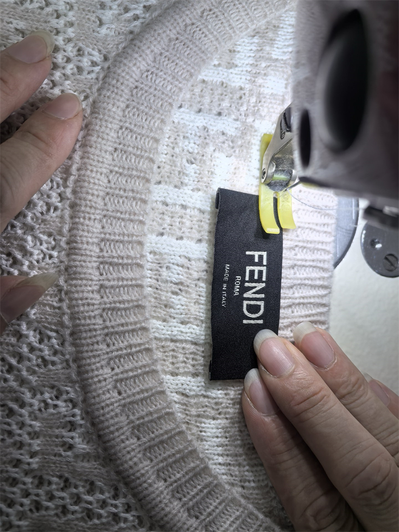 Fendi 펜디 FF 로고 자카드 풀오버 울 스웨터 니트 레플리카 16번 이미지 - 의류 | 세미샵 레플리카 사이트