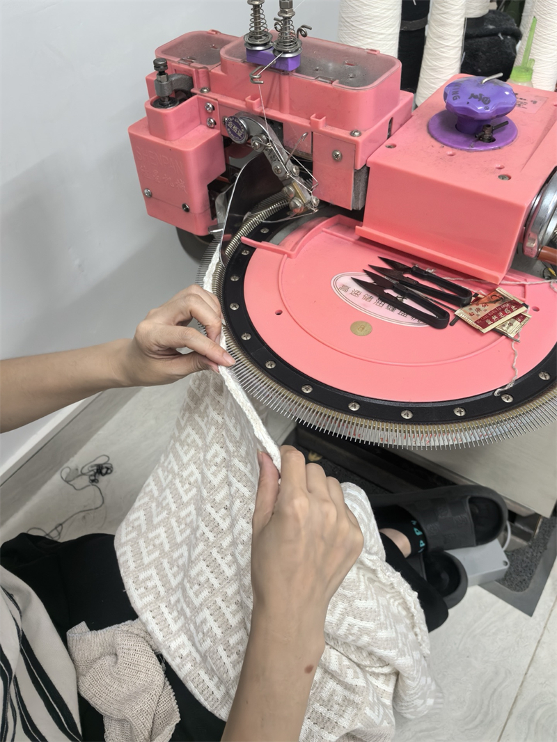 Fendi 펜디 FF 로고 자카드 풀오버 울 스웨터 니트 레플리카 17번 이미지 - 의류 | 세미샵 레플리카 사이트