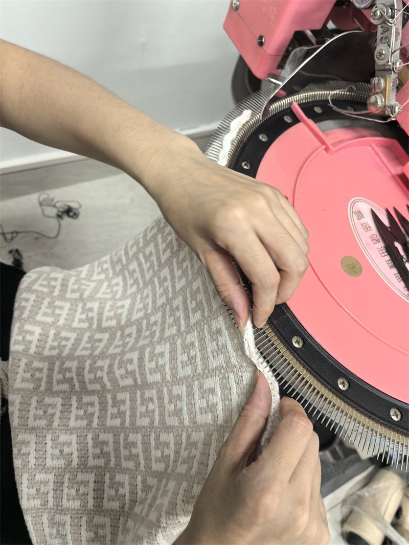 Fendi 펜디 FF 로고 자카드 풀오버 울 스웨터 니트 레플리카 18번 이미지 - 의류 | 세미샵 레플리카 사이트