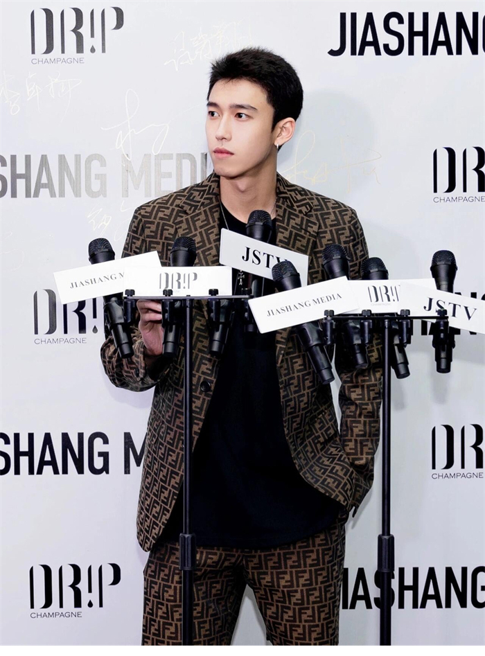 Fendi 펜디 FF 로고 풀오버 숏팬츠 레플리카 5번 이미지 - 의류 | 세미샵 레플리카 사이트