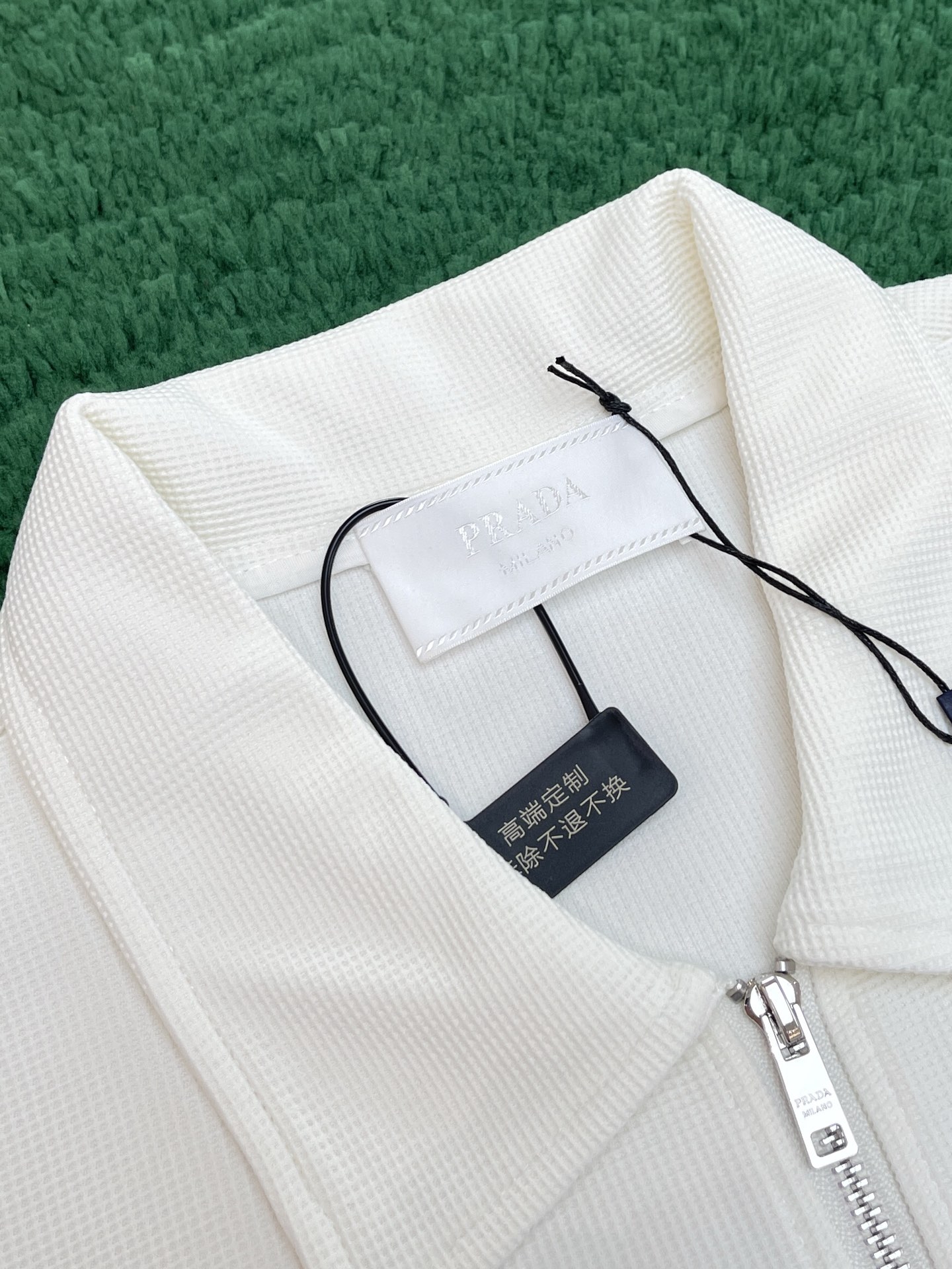 P R A D A 프라다 와플 스틸 와펜 반팔 폴로 카라 티셔츠 “2COLOR” 레플리카 17번 이미지 - 의류 | 세미샵 레플리카 사이트