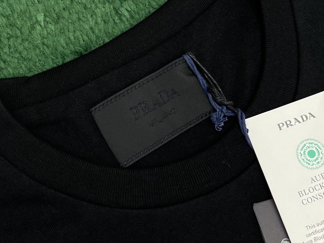 P R A D A 프라다 입체 프린티드 레터링 로고 박시 반팔 티셔츠 “2COLOR” 레플리카 11번 이미지 - 의류 | 세미샵 레플리카 사이트