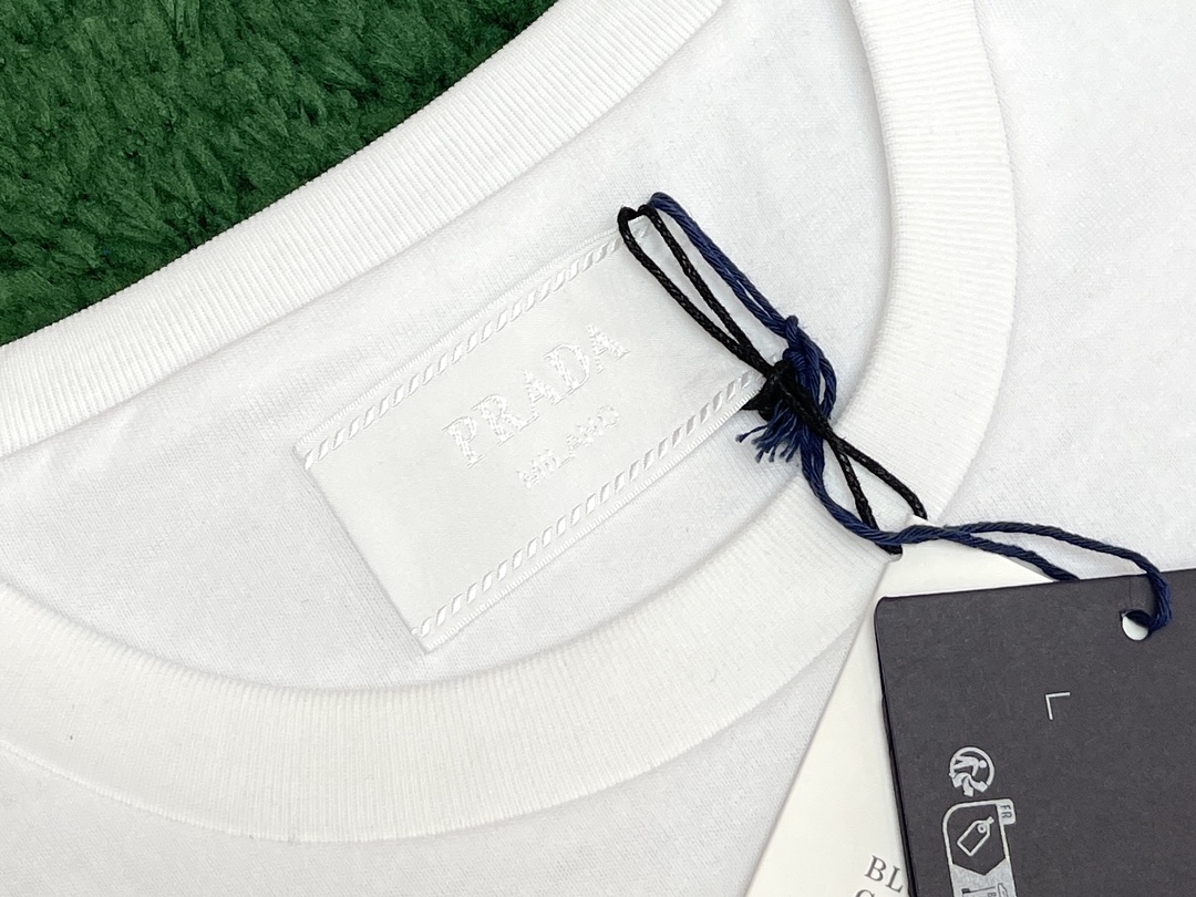 P R A D A 프라다 입체 프린티드 레터링 로고 박시 반팔 티셔츠 “2COLOR” 레플리카 18번 이미지 - 의류 | 세미샵 레플리카 사이트