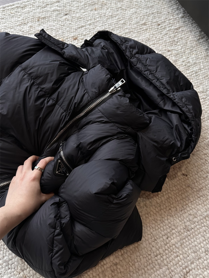 프라다 프라다 트라이앵글 로고 리나일론 다운 패딩자켓 레플리카 4번 이미지 - 의류 | 세미샵 레플리카 사이트