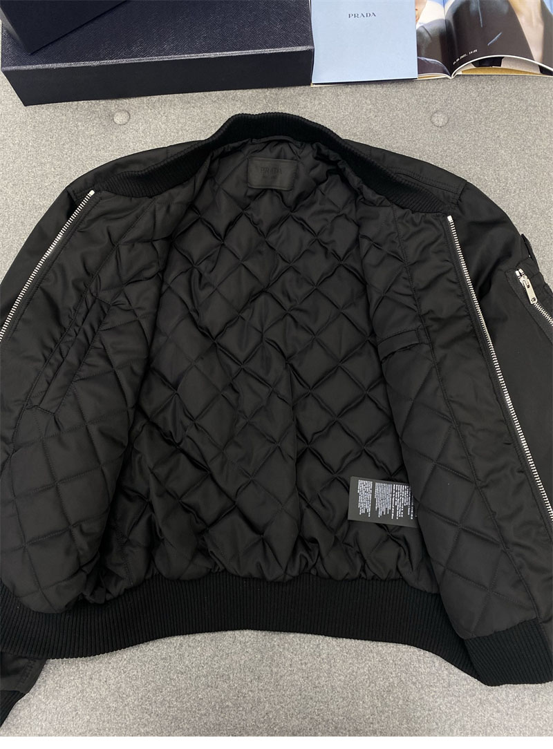 P R A D A 프라다 트라이앵글 로고 리나일론 봄버 자켓 레플리카 6번 이미지 - 의류 | 세미샵 레플리카 사이트