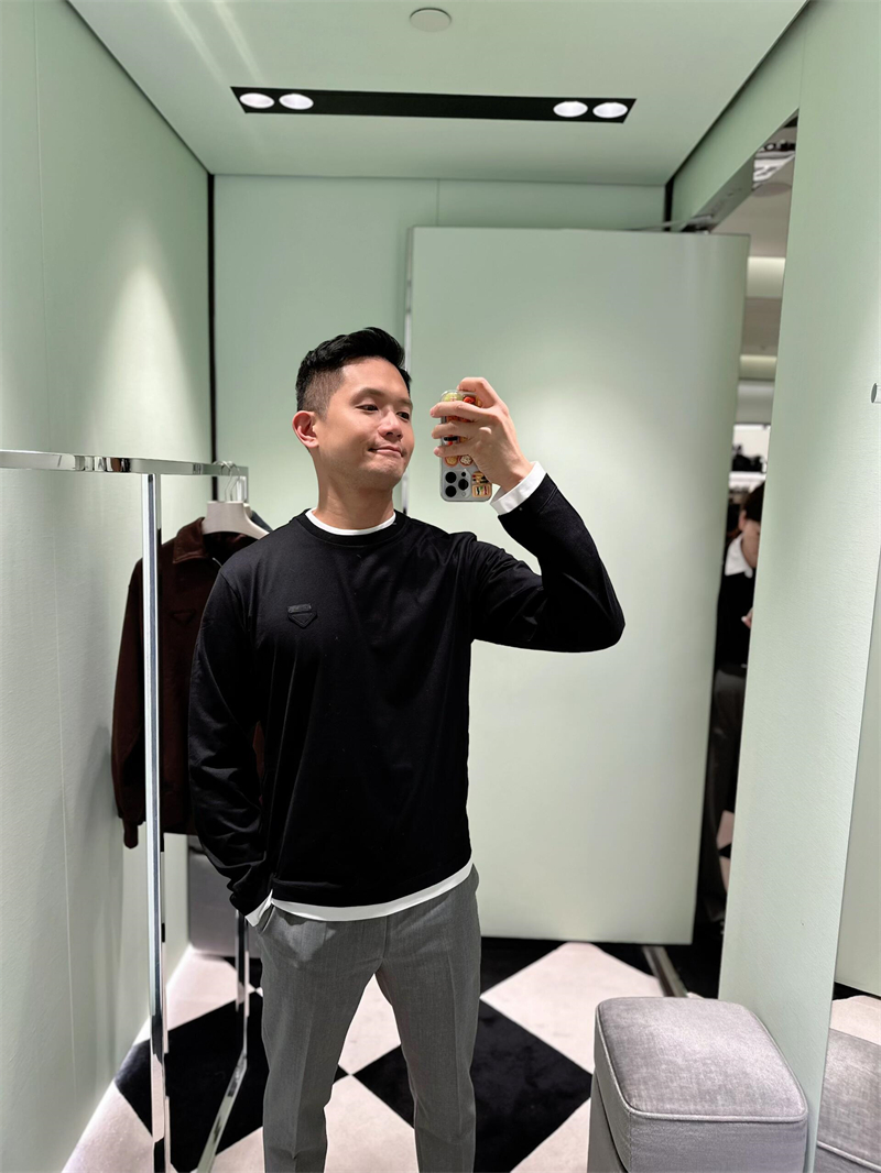 P R A D A 프라다 트라이앵글 로고 패치 레이어드 트림 긴팔 티셔츠 레플리카 3번 이미지 - 의류 | 세미샵 레플리카 사이트