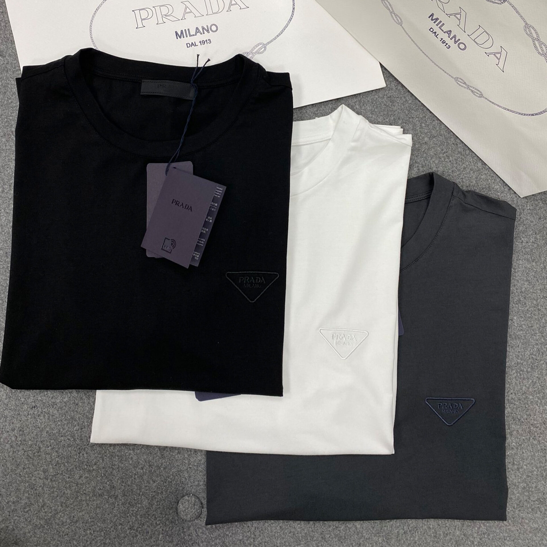 P R A D A 프라다 트라이앵글 자수 로고 반팔 티셔츠 “3COLOR” 레플리카 1번 이미지 - 의류 | 세미샵 레플리카 사이트