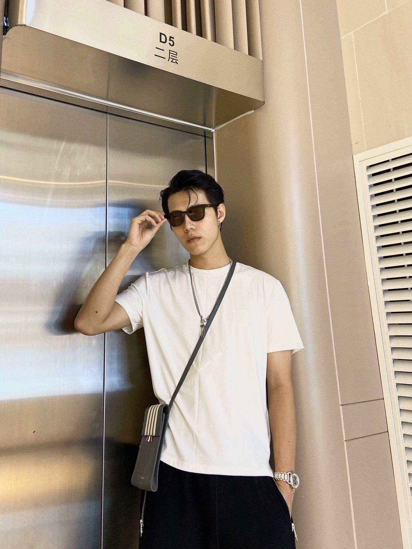 P R A D A 프라다 트라이앵글 자수 로고 반팔 티셔츠 “3COLOR” 레플리카 4번 이미지 - 의류 | 세미샵 레플리카 사이트