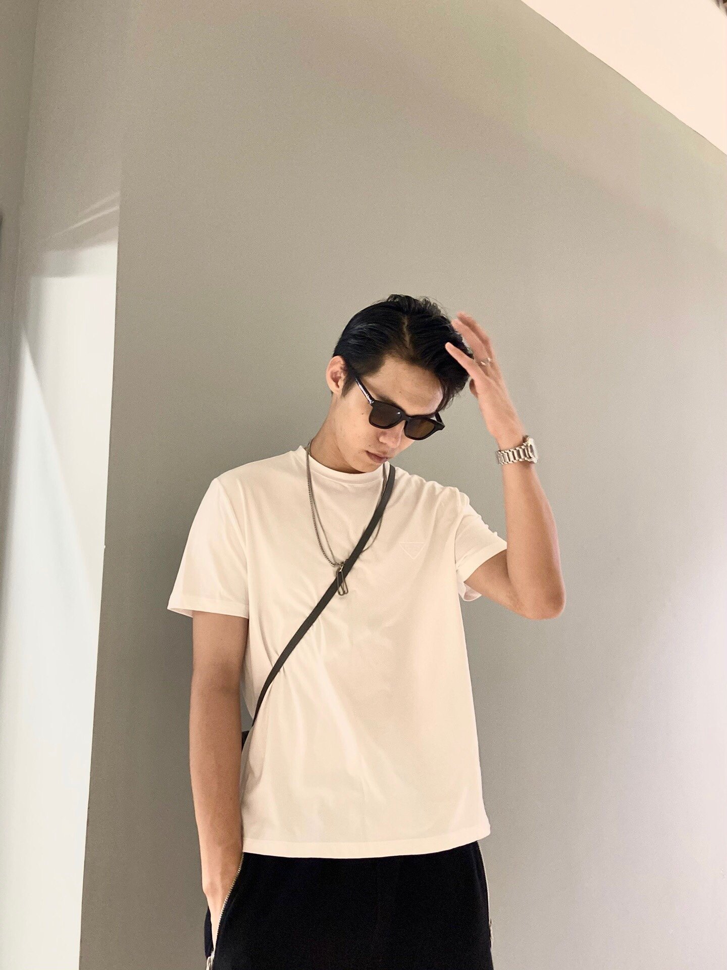 P R A D A 프라다 트라이앵글 자수 로고 반팔 티셔츠 “3COLOR” 레플리카 5번 이미지 - 의류 | 세미샵 레플리카 사이트