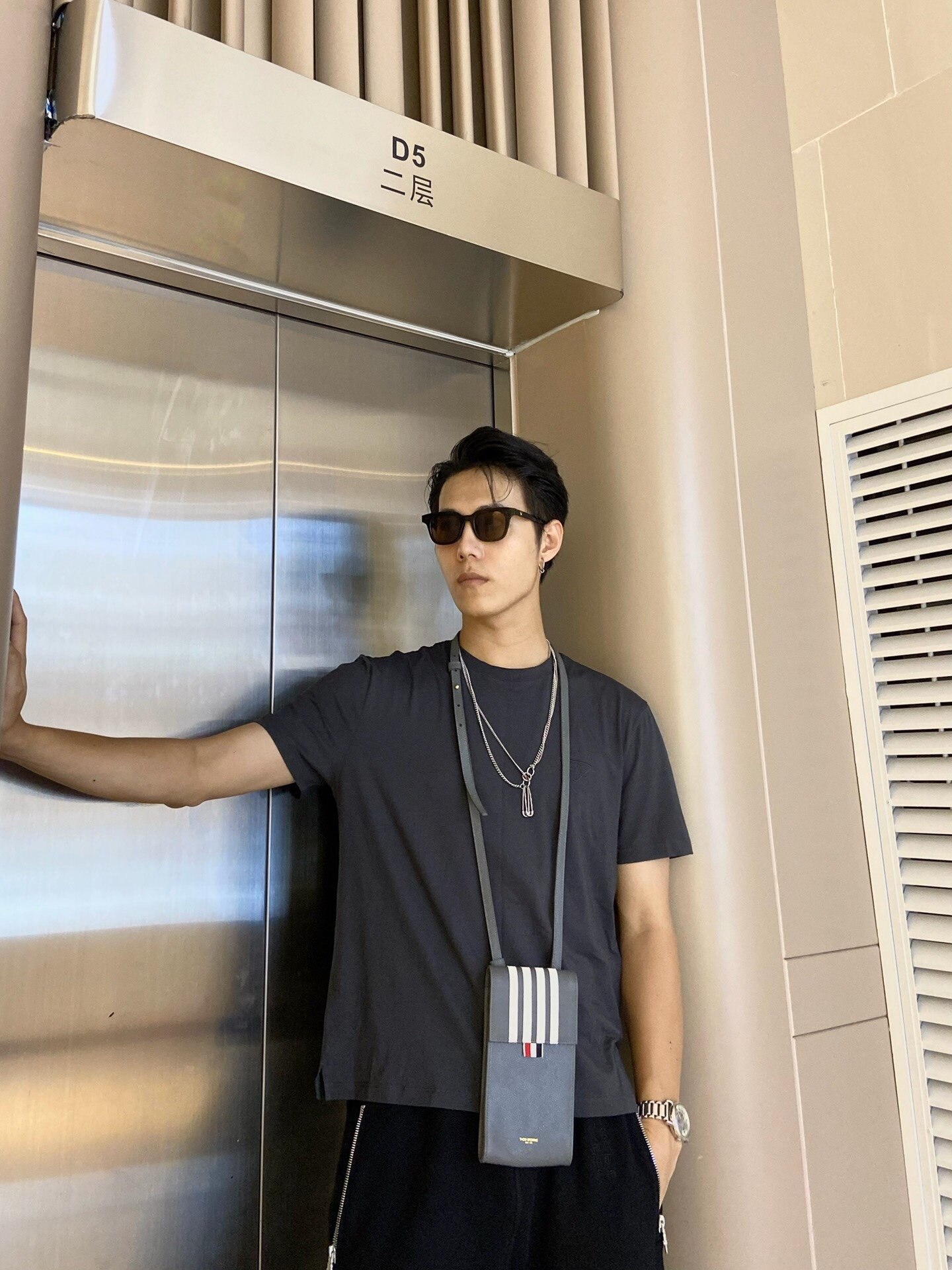 P R A D A 프라다 트라이앵글 자수 로고 반팔 티셔츠 “3COLOR” 레플리카 6번 이미지 - 의류 | 세미샵 레플리카 사이트