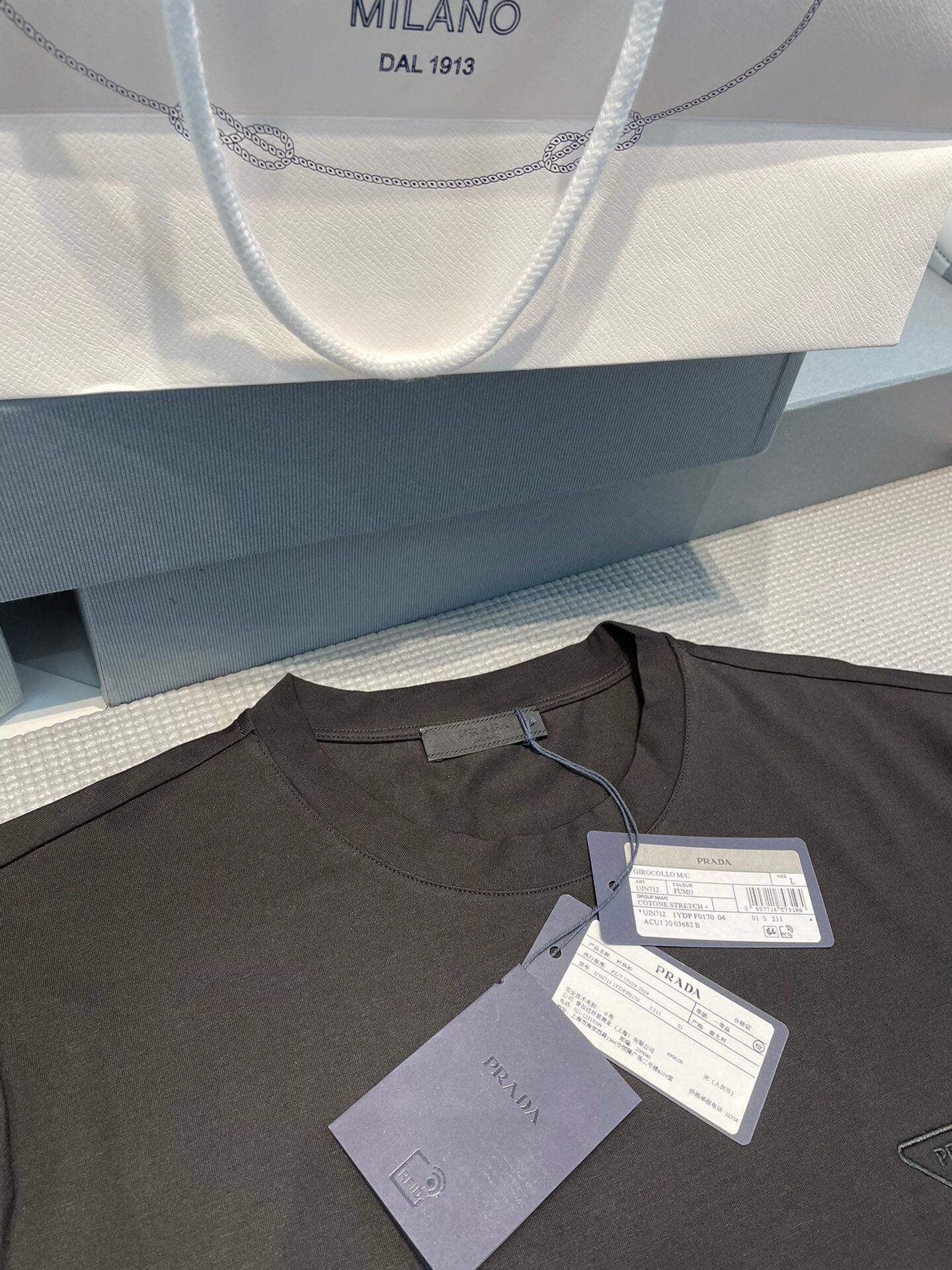 P R A D A 프라다 트라이앵글 자수 로고 반팔 티셔츠 “3COLOR” 레플리카 8번 이미지 - 의류 | 세미샵 레플리카 사이트