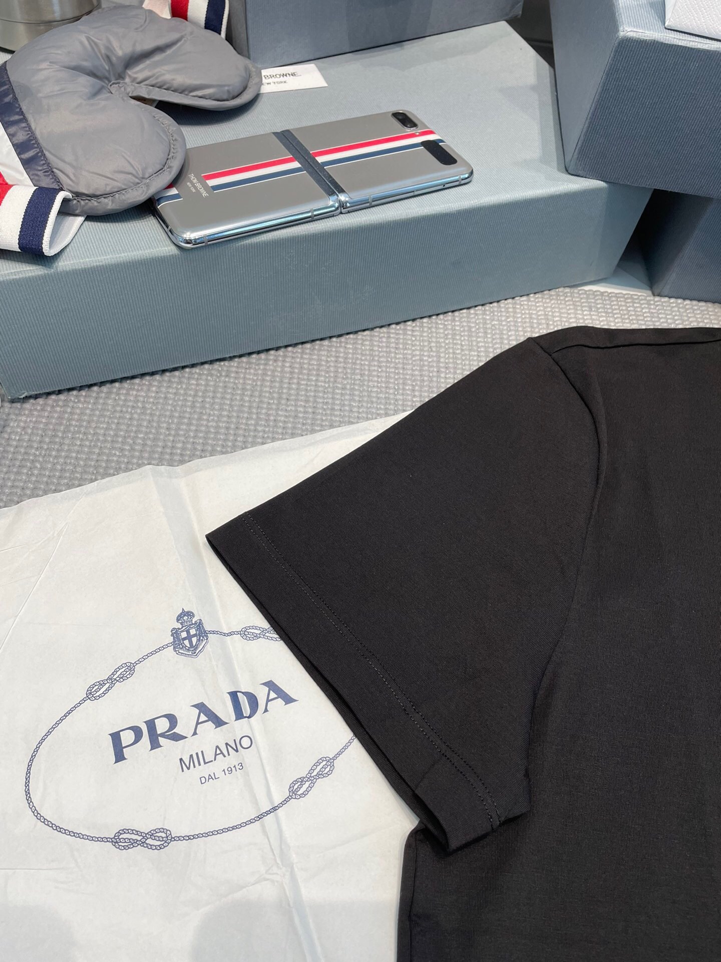 P R A D A 프라다 트라이앵글 자수 로고 반팔 티셔츠 “3COLOR” 레플리카 10번 이미지 - 의류 | 세미샵 레플리카 사이트