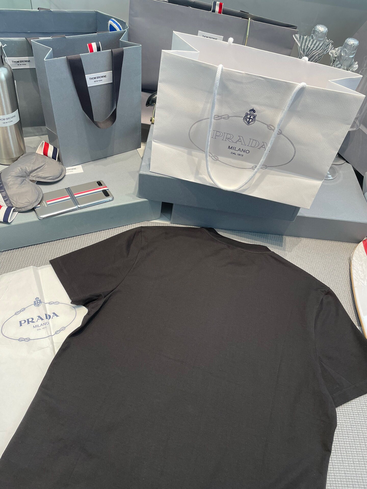 P R A D A 프라다 트라이앵글 자수 로고 반팔 티셔츠 “3COLOR” 레플리카 11번 이미지 - 의류 | 세미샵 레플리카 사이트