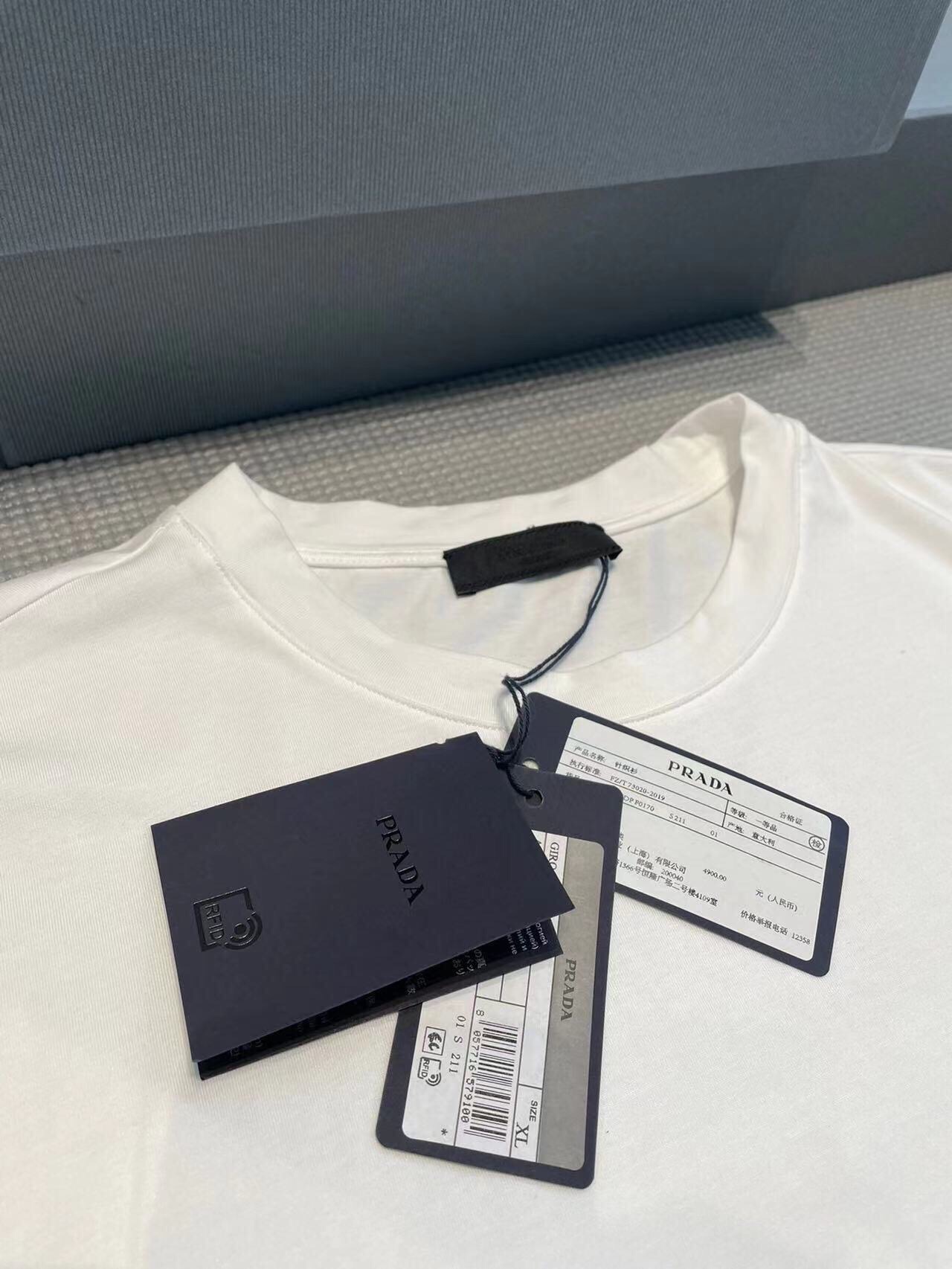 P R A D A 프라다 트라이앵글 자수 로고 반팔 티셔츠 “3COLOR” 레플리카 12번 이미지 - 의류 | 세미샵 레플리카 사이트