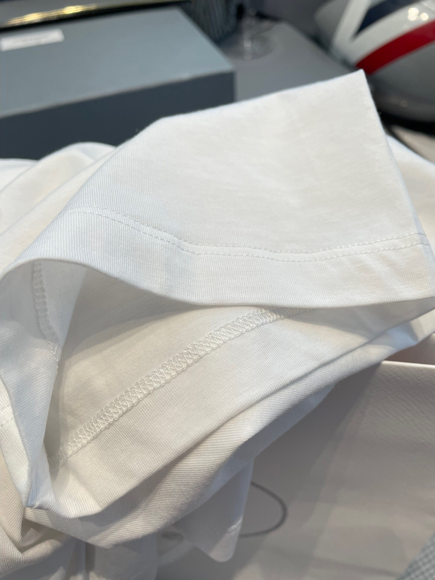 P R A D A 프라다 트라이앵글 자수 로고 반팔 티셔츠 “3COLOR” 레플리카 14번 이미지 - 의류 | 세미샵 레플리카 사이트