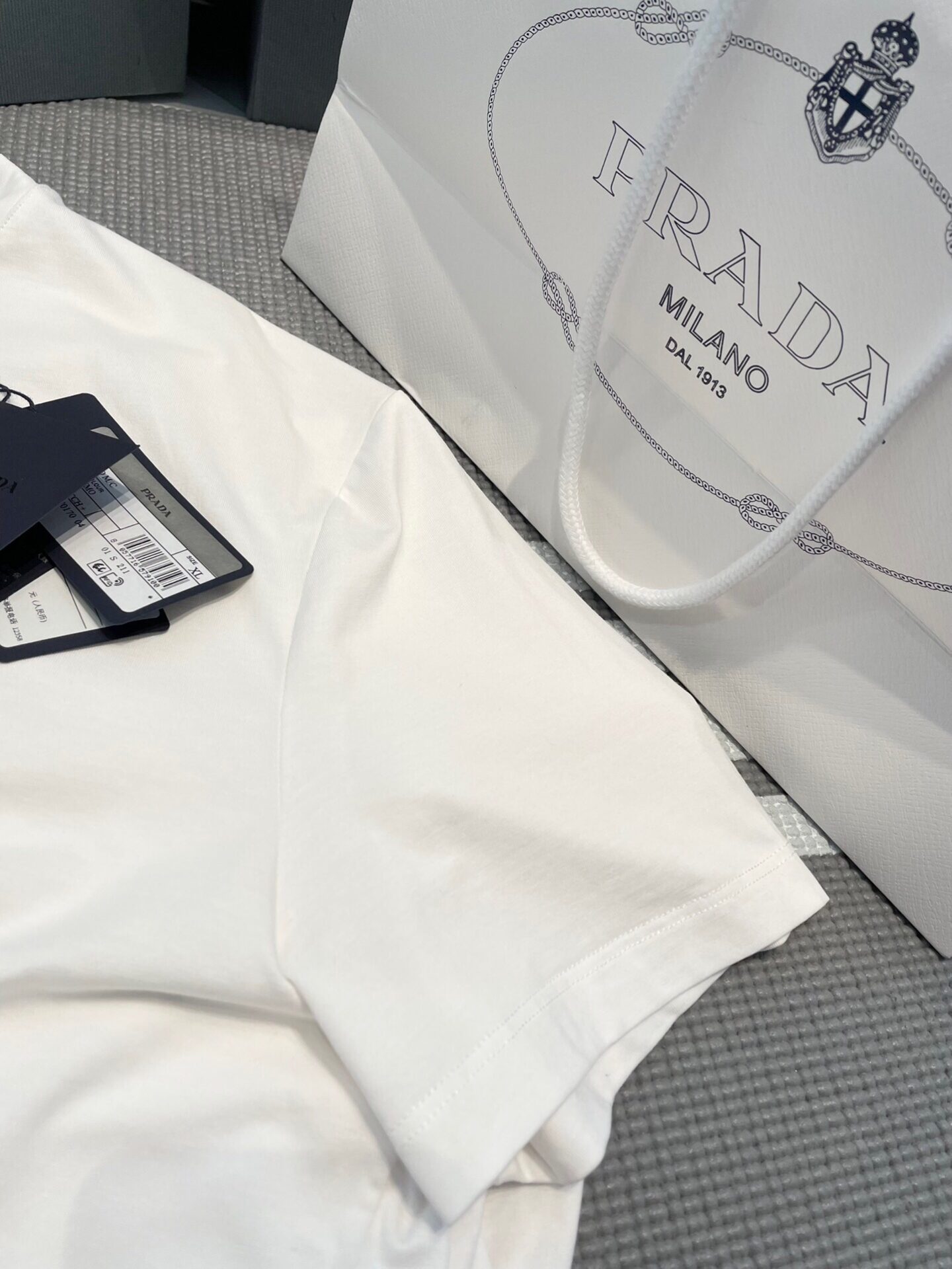 P R A D A 프라다 트라이앵글 자수 로고 반팔 티셔츠 “3COLOR” 레플리카 15번 이미지 - 의류 | 세미샵 레플리카 사이트