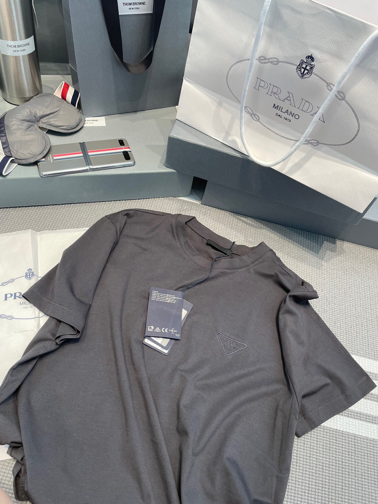 P R A D A 프라다 트라이앵글 자수 로고 반팔 티셔츠 “3COLOR” 레플리카 16번 이미지 - 의류 | 세미샵 레플리카 사이트