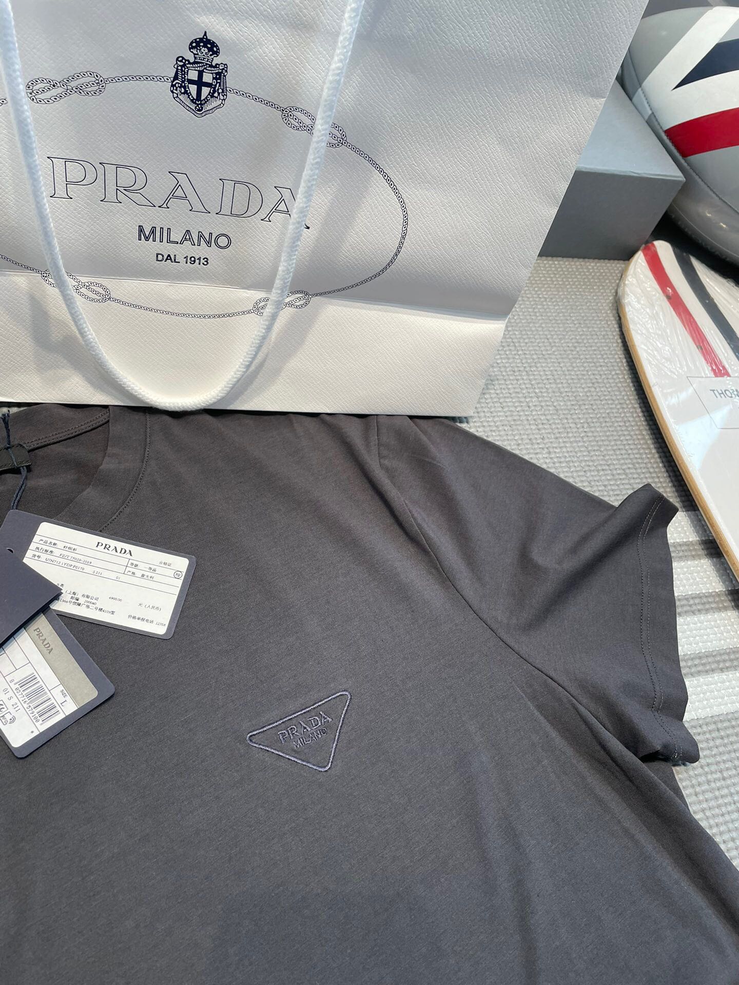 P R A D A 프라다 트라이앵글 자수 로고 반팔 티셔츠 “3COLOR” 레플리카 18번 이미지 - 의류 | 세미샵 레플리카 사이트