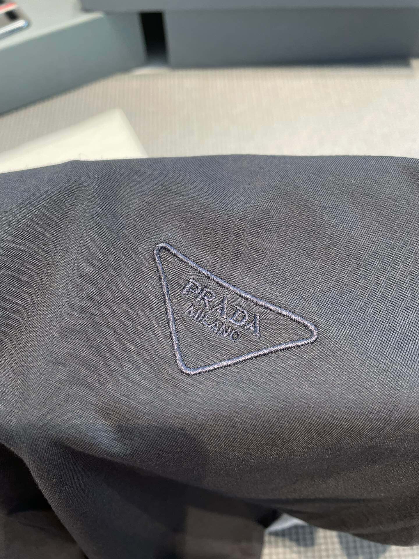 P R A D A 프라다 트라이앵글 자수 로고 반팔 티셔츠 “3COLOR” 레플리카 19번 이미지 - 의류 | 세미샵 레플리카 사이트