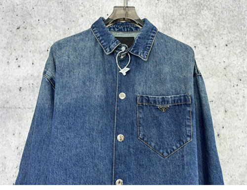 P R A D A 프라다 24SS 트라이앵글 로고 포켓 워싱 데님 셔츠 레플리카 3번 이미지 - 의류 | 세미샵 레플리카 사이트