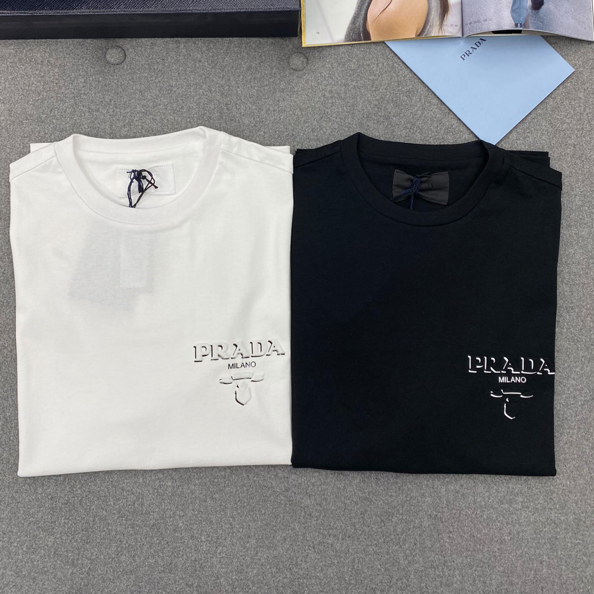 P R A D A 프라다 3D 프린팅 니트 크루넥 반팔 티셔츠 “2COLOR” 레플리카 1번 이미지 - 의류 | 세미샵 레플리카 사이트