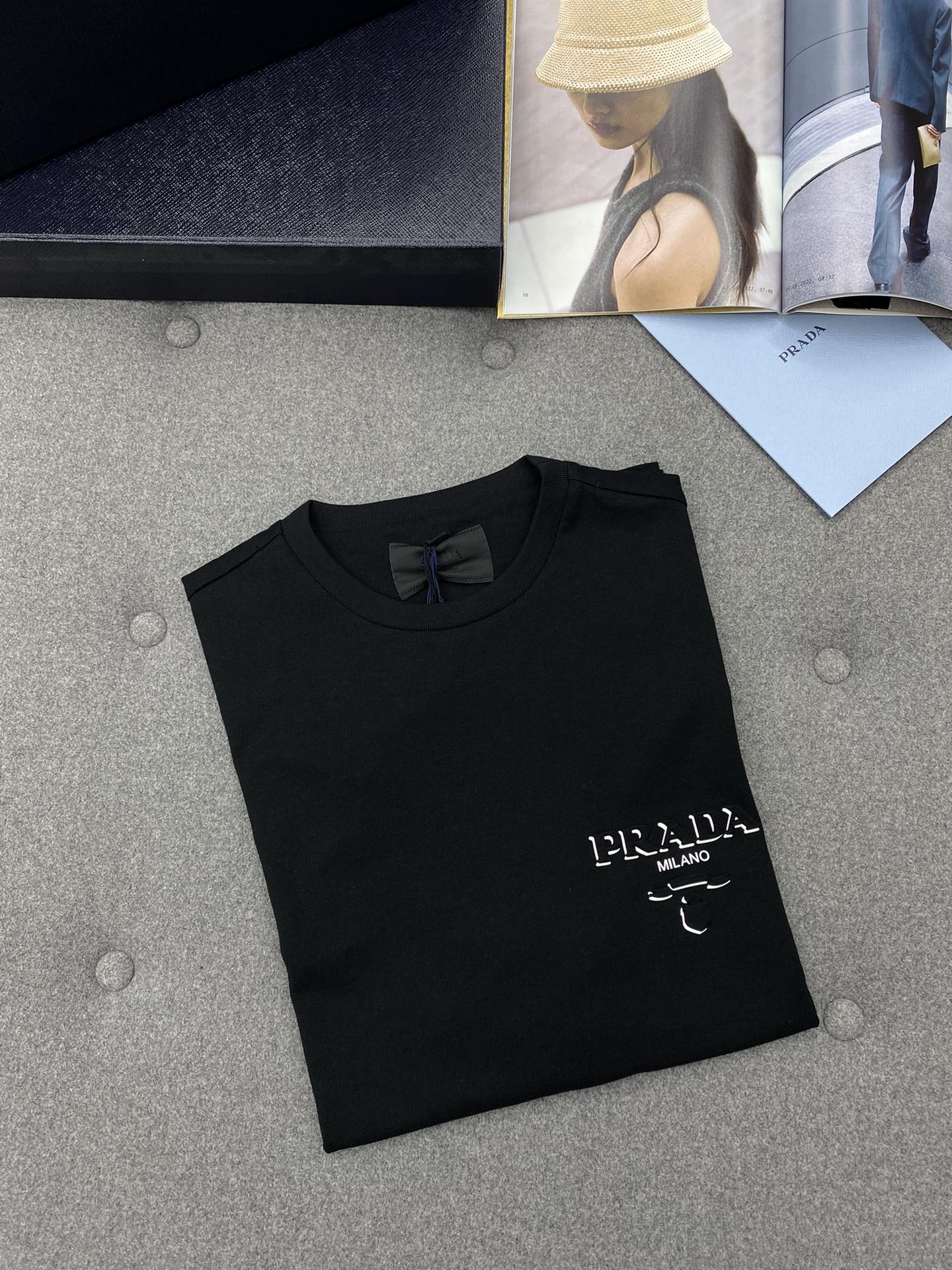 P R A D A 프라다 3D 프린팅 니트 크루넥 반팔 티셔츠 “2COLOR” 레플리카 4번 이미지 - 의류 | 세미샵 레플리카 사이트