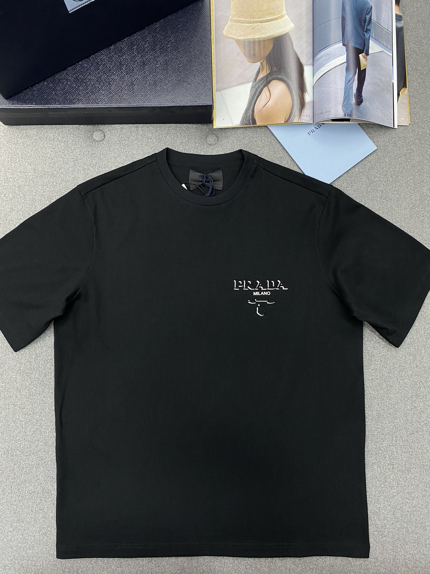 P R A D A 프라다 3D 프린팅 니트 크루넥 반팔 티셔츠 “2COLOR” 레플리카 5번 이미지 - 의류 | 세미샵 레플리카 사이트