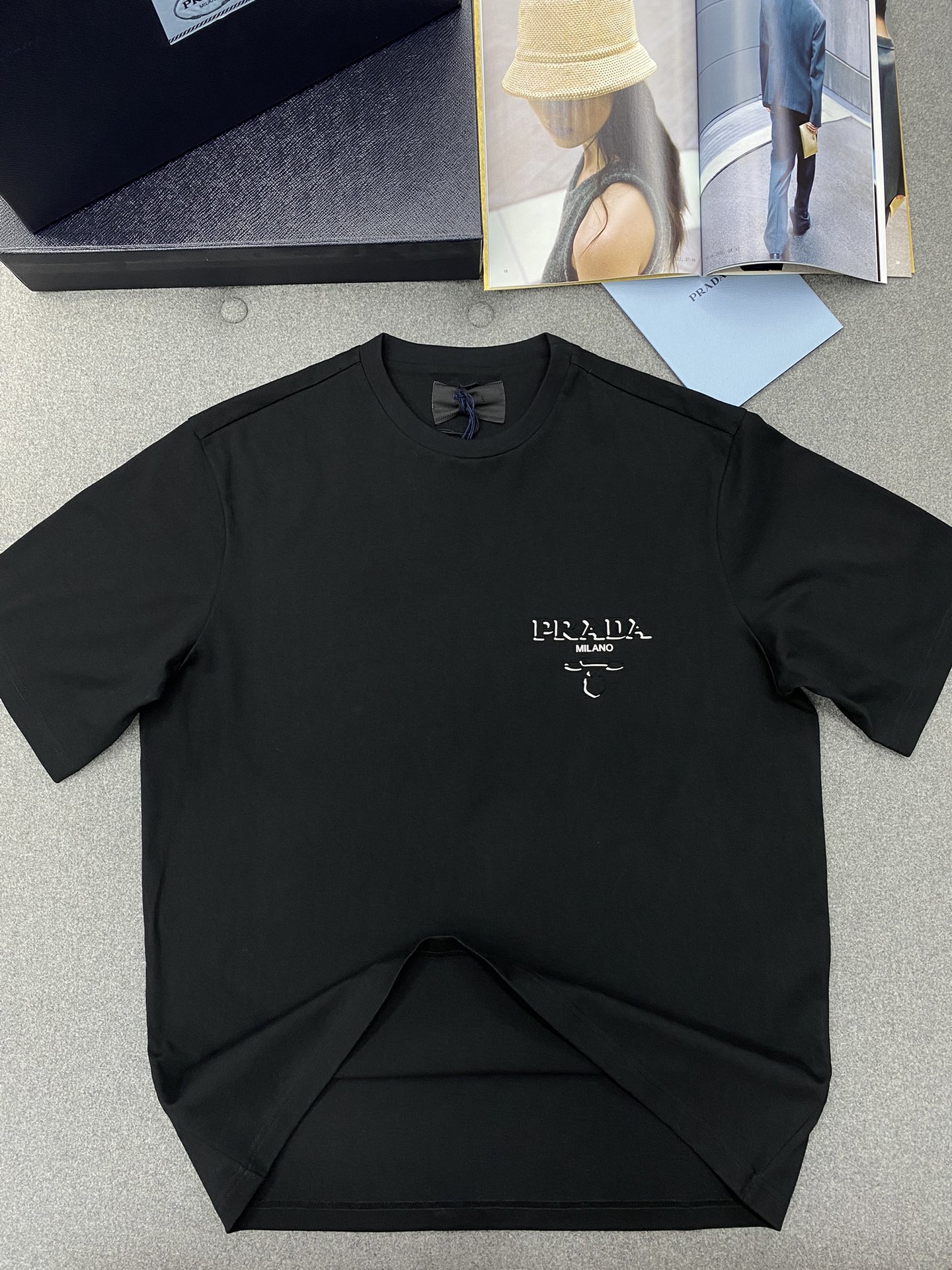 P R A D A 프라다 3D 프린팅 니트 크루넥 반팔 티셔츠 “2COLOR” 레플리카 6번 이미지 - 의류 | 세미샵 레플리카 사이트