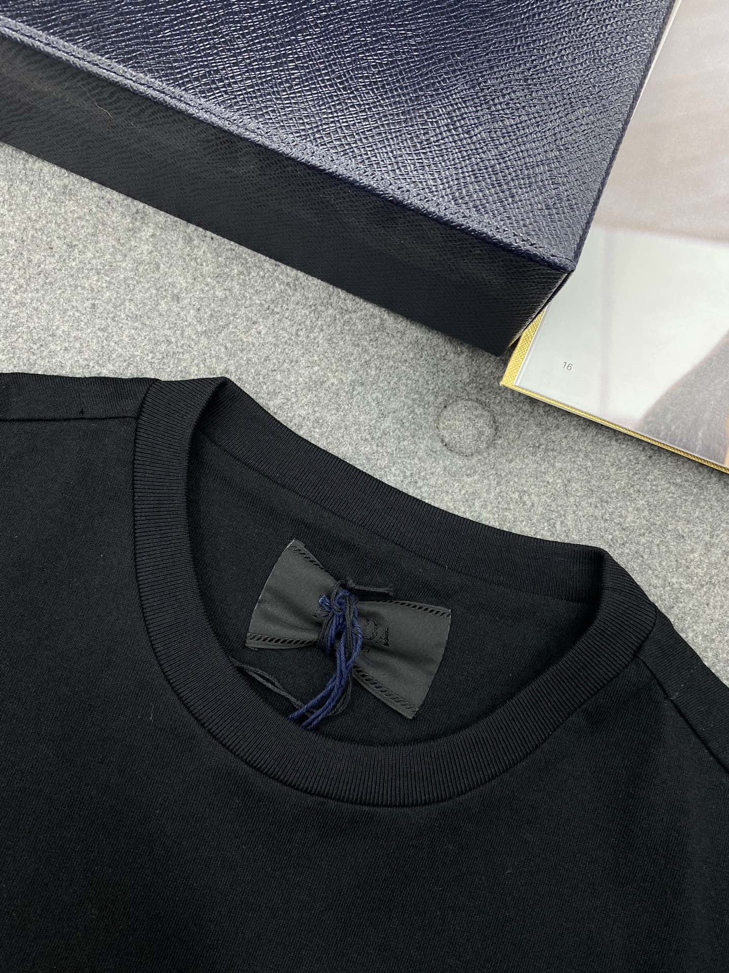 P R A D A 프라다 3D 프린팅 니트 크루넥 반팔 티셔츠 “2COLOR” 레플리카 8번 이미지 - 의류 | 세미샵 레플리카 사이트