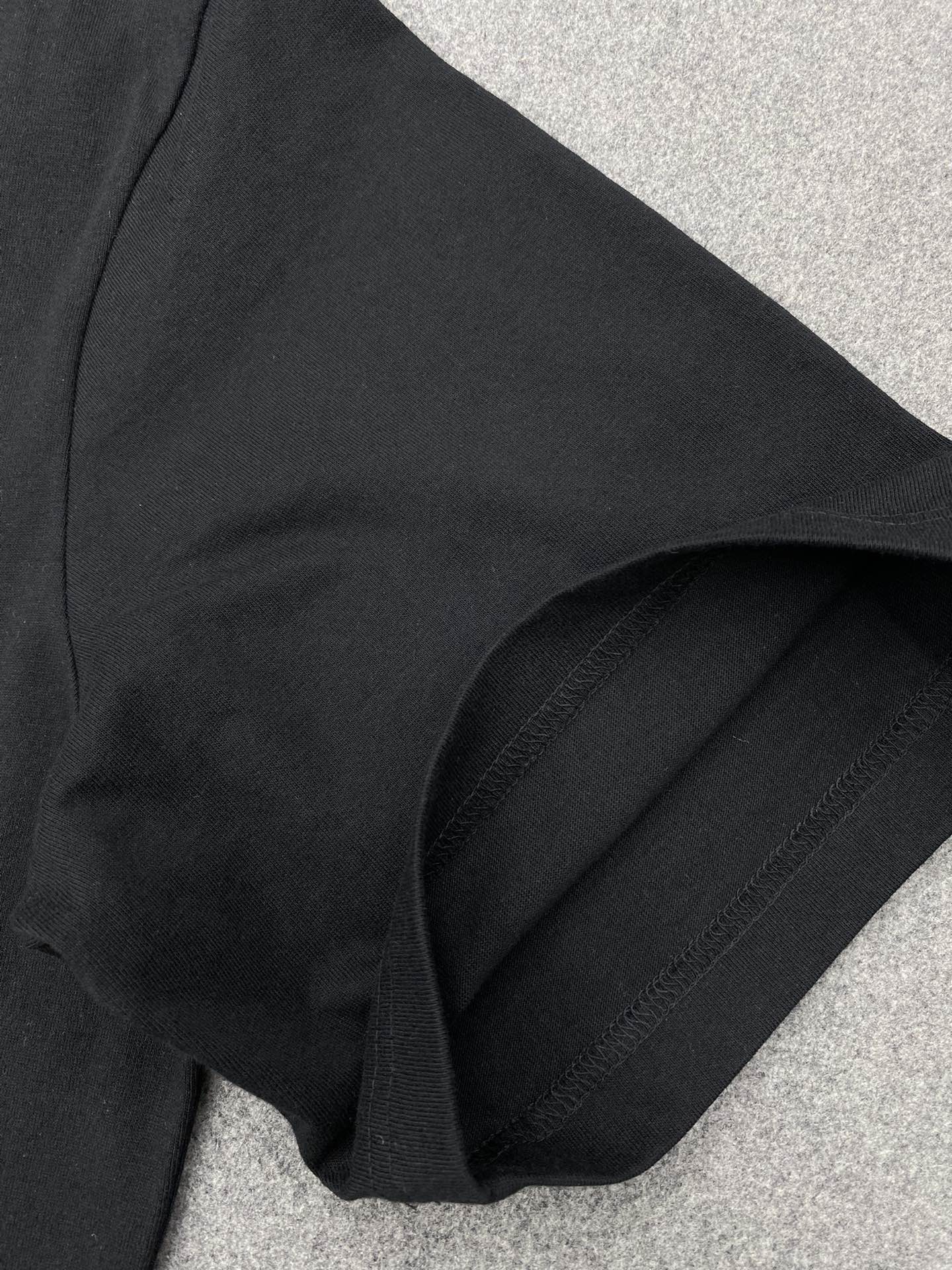 P R A D A 프라다 3D 프린팅 니트 크루넥 반팔 티셔츠 “2COLOR” 레플리카 11번 이미지 - 의류 | 세미샵 레플리카 사이트