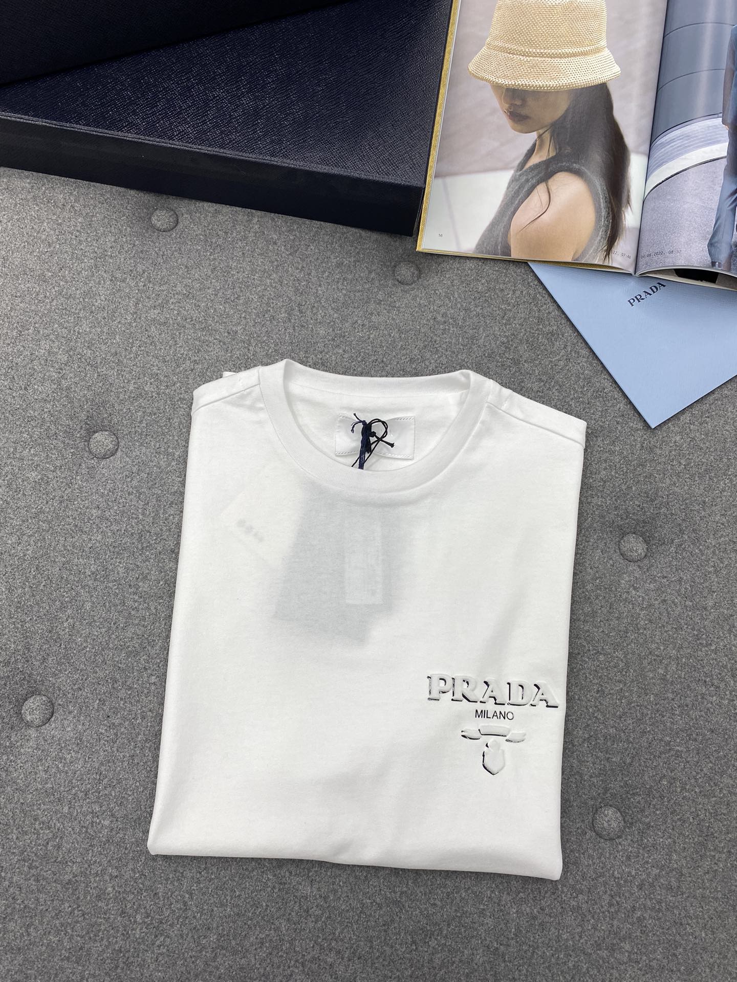 P R A D A 프라다 3D 프린팅 니트 크루넥 반팔 티셔츠 “2COLOR” 레플리카 12번 이미지 - 의류 | 세미샵 레플리카 사이트