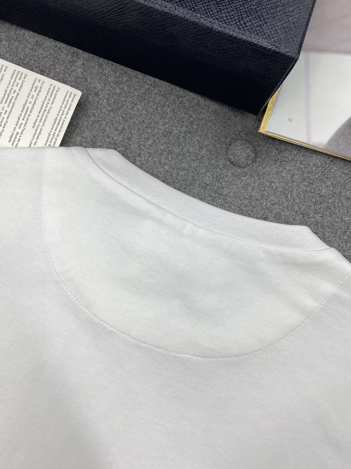 P R A D A 프라다 3D 프린팅 니트 크루넥 반팔 티셔츠 “2COLOR” 레플리카 17번 이미지 - 의류 | 세미샵 레플리카 사이트