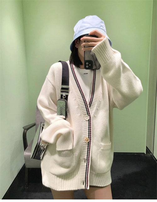 P R A D A 프라다 V넥 울 니트 가디건 레플리카 19번 이미지 - 의류 | 세미샵 레플리카 사이트