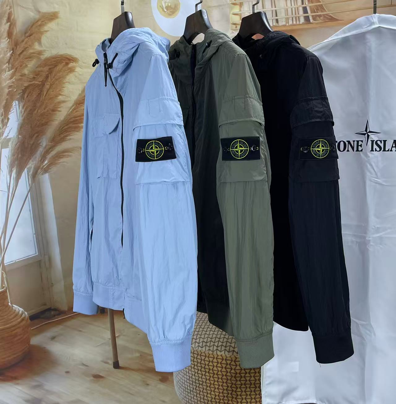 Stone Island 스톤아일랜드 라이트 소프트 쉘 R 후드 바람막이 레플리카 1번 이미지 - 의류 | 세미샵 레플리카 사이트