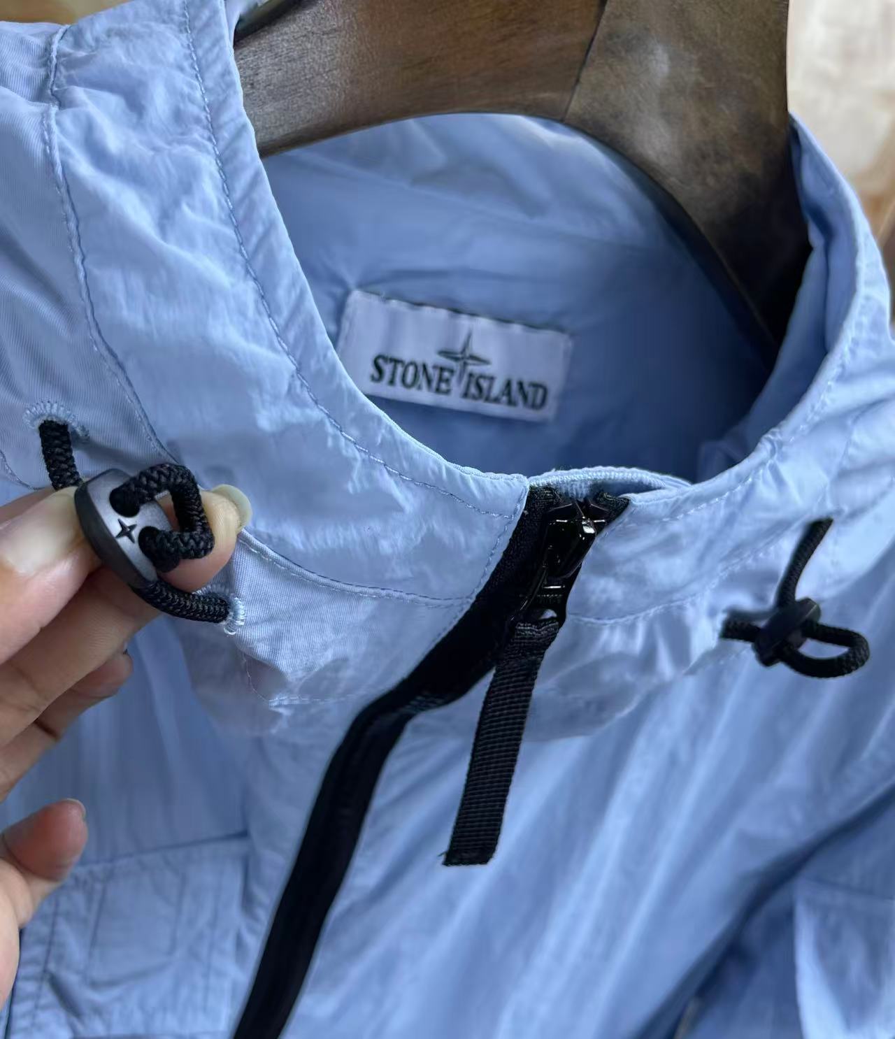 Stone Island 스톤아일랜드 라이트 소프트 쉘 R 후드 바람막이 레플리카 5번 이미지 - 의류 | 세미샵 레플리카 사이트