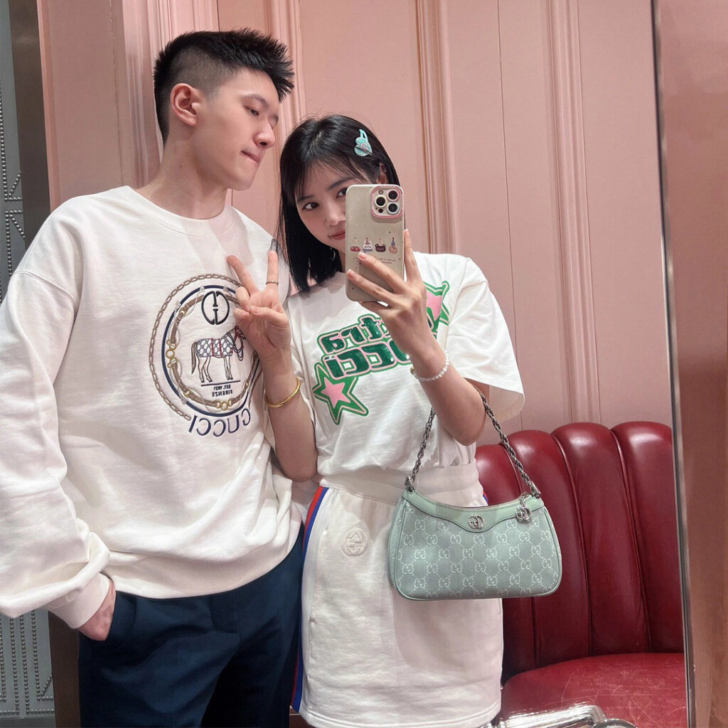 Gucci 구찌 24SS 엑스트라 구찌 프린트 반팔 티셔츠 “2COLOR” 레플리카 2번 이미지 - 의류 | 세미샵 레플리카 사이트