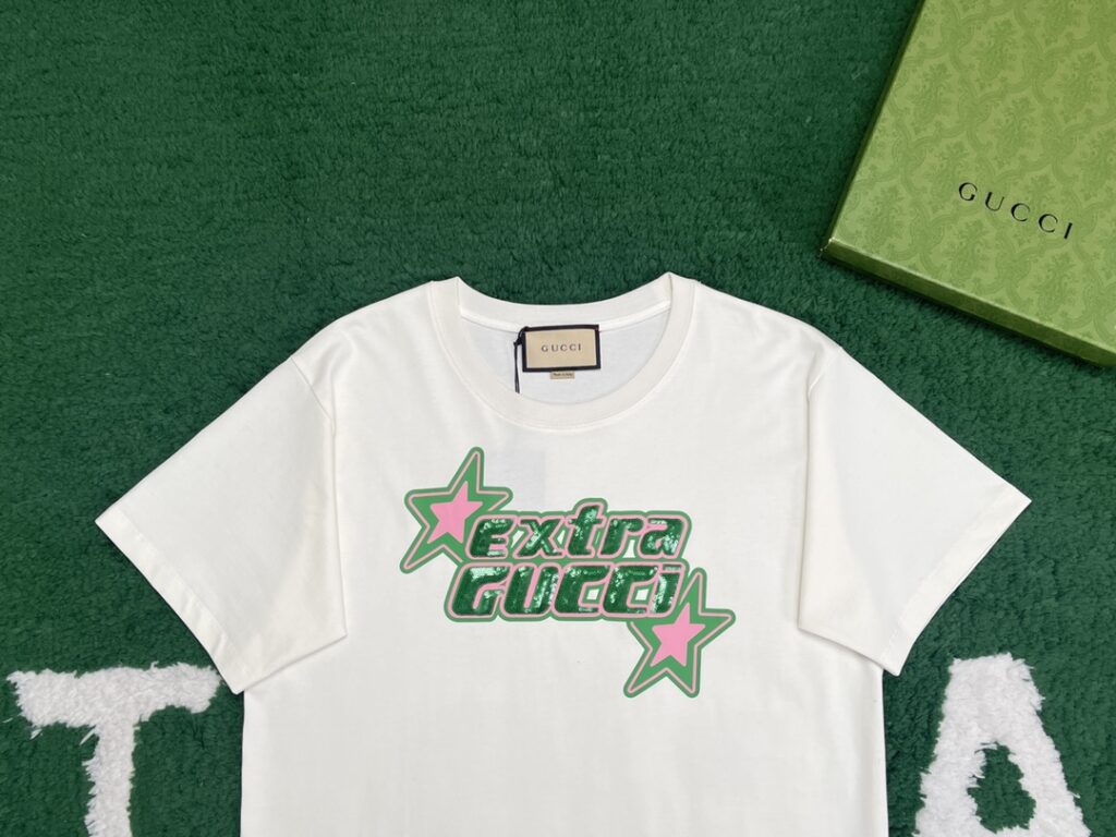 Gucci 구찌 24SS 엑스트라 구찌 프린트 반팔 티셔츠 “2COLOR” 레플리카 6번 이미지 - 의류 | 세미샵 레플리카 사이트